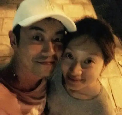 朱亚文宅家里带娃无聊到数玻璃,女儿可爱出镜,沈佳妮掌镜秀恩爱