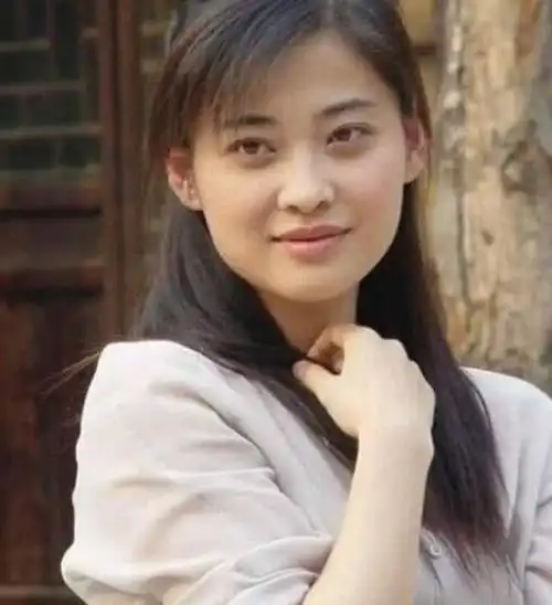 女生换了个成熟的头像梅