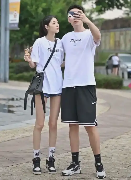 最近情侣都在穿熊猫鞋,这次女生比男友潮,因为她是aj款