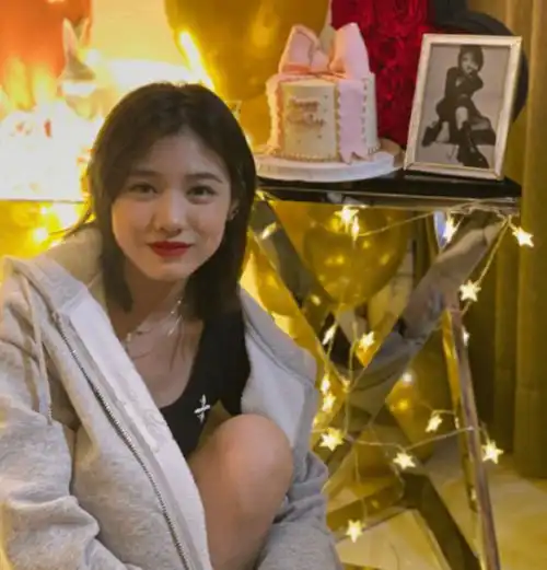 小苹果16岁生日,3个蛋糕配红玫瑰,亲妈葛荟婕没表态