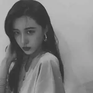黑白超酷女生头像