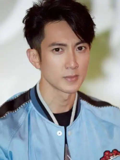 吴尊晒出16岁与妻子的合照,当看清女方的颜值,难怪交往了18年