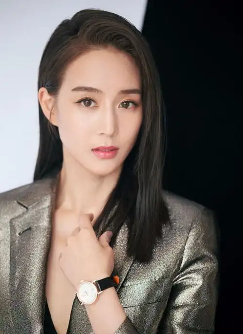 出道以来都是长发造型的张钧甯,大胆尝试短发造型,突显个性帅气