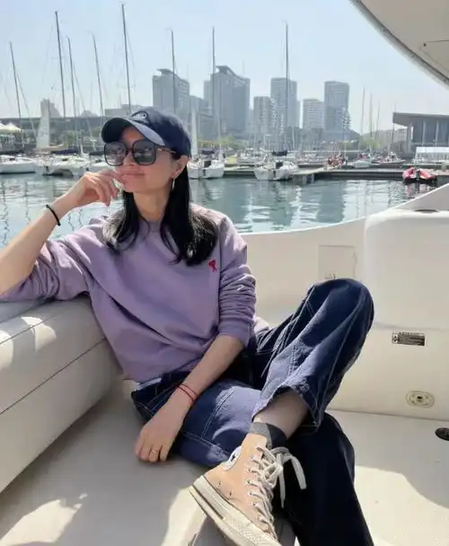 朱亚文一家四口出游,大女儿超黏他,与沈佳妮一人牵一娃好幸福