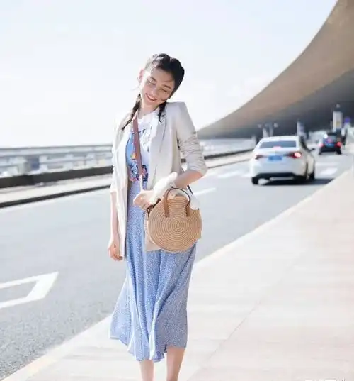 宋祖儿机场穿搭清新可人,蓝色碎花裙配白色西装,实在特别