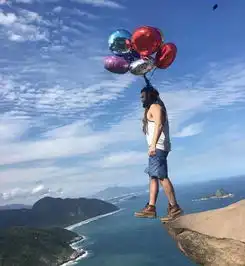 幽默笑话早上在人行道口碰到一个乞丐,刚想给他点钱