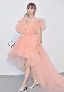李宇春又穿裙子了,换上粉色仙女裙美腻,年龄越大越有女人味