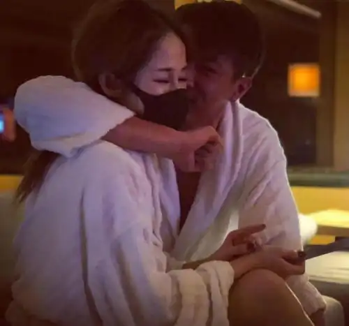 萧亚轩与黄皓情变后,晒照避开伤口,自我鼓励每天都会变得更好