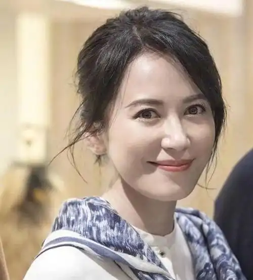 22岁就演好莱坞电影,49岁还未走红,长得像王菲的她确实有些佛系