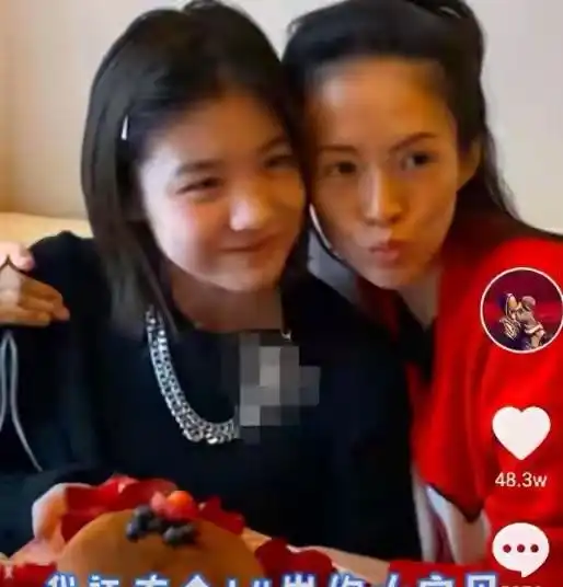 章子怡带继女逛街,两人挽手似姐妹,16岁小苹果气质出众颜值高