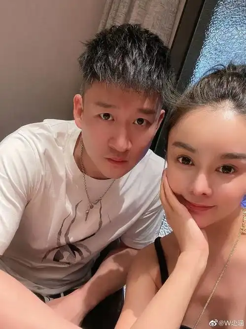 曹云金酒后强行拽女子上车女方我们是恋人