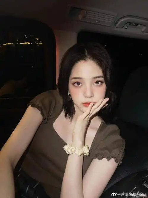 剪了短发的欧阳娜娜好可爱脸蛋微红大秀锁骨,21岁少女感满满
