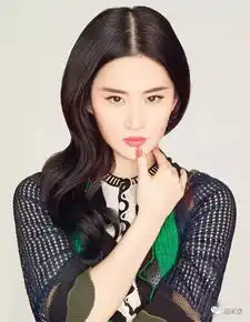 刘亦菲写真露性感香肩,网友却发现其拍照的一缺点