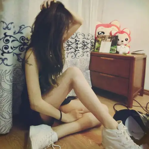 lol女主播被男粉丝体罚做这个动作,她害羞地笑了