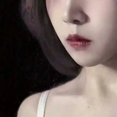 真人头像女生露锁骨唯美
