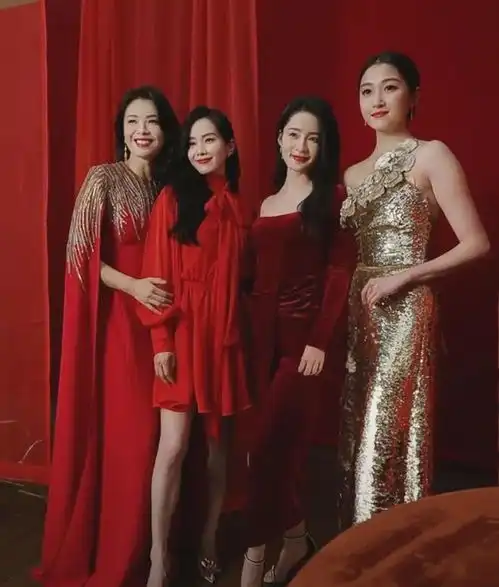 龙年春晚后台明星高清怼脸图杨幂妩媚,唐嫣咧嘴笑,关晓彤赢了