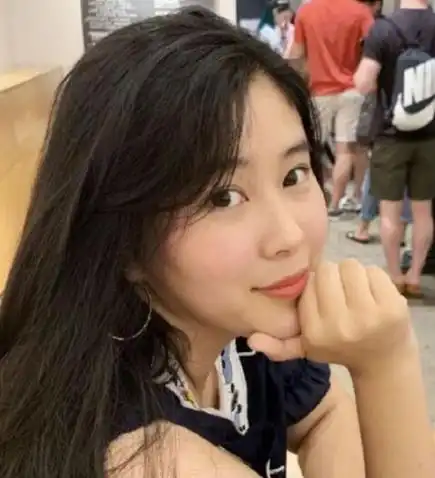 杨子18岁女儿晒自拍,无意暴露豪车,搜完价格这谁买得起