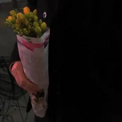 女生手拿花唯美图片头像