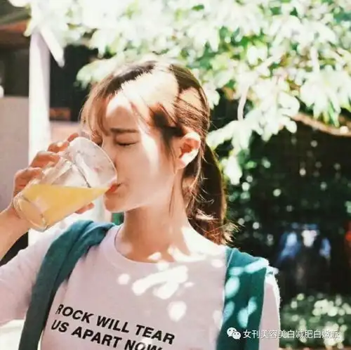 女生头像黑白侧脸短发张