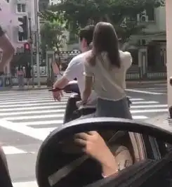 网友偶遇王思聪骑电动车,载美女等红绿灯,交警却提醒该行为违规