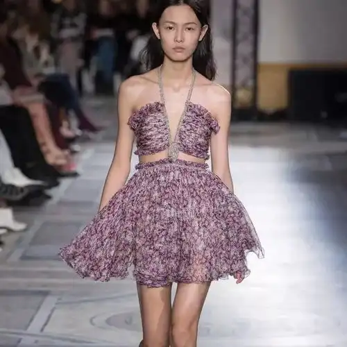 入行半年就成lv秀上唯一的中国模特,这枚高冷颜175身高的18岁小姐姐会是下一个刘雯吗