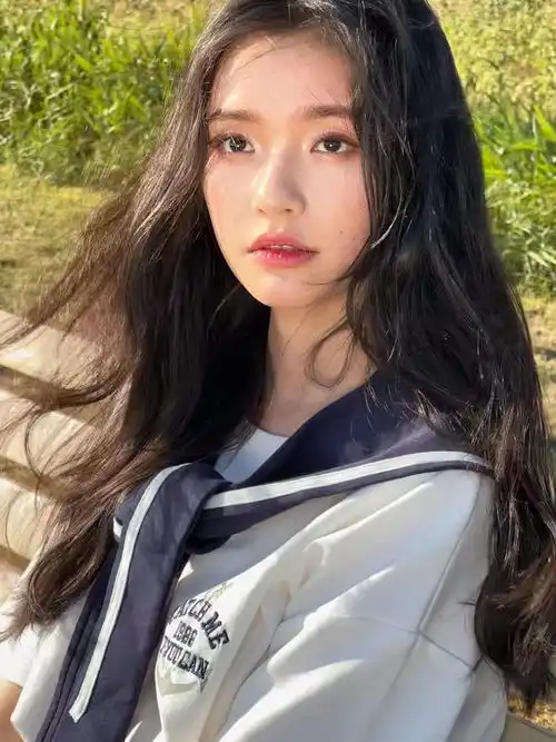 林允晒夏日田园风美照一身学院风穿搭化身青春无敌美少女纯真烂漫