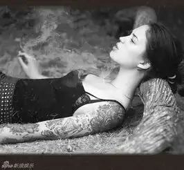 组图俄罗斯个性美女纹身摄影师性感写真