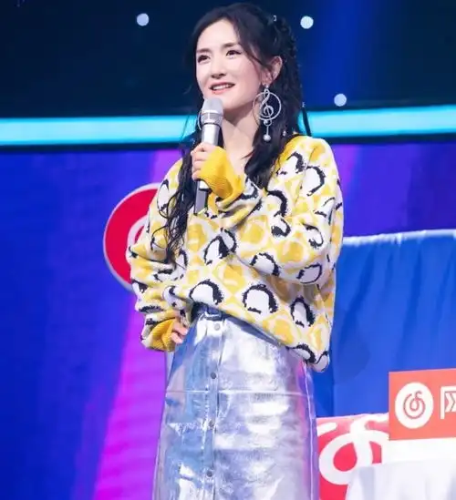 谢娜模仿花千骨,少女感满分不输原版,看赵丽颖的评论暴露关系