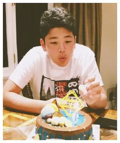 娱乐八卦,郭涛与儿子合照曝光,石头13岁已比父亲高