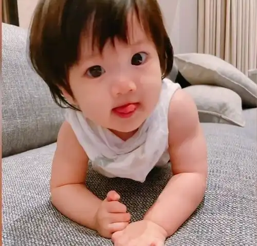 安以轩女儿过1岁生日,娃宝的大眼睛像妈妈超可爱