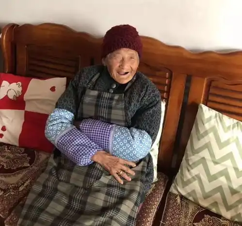 摔倒老人该不该扶这两名罗店学生不但扶了竟然还...
