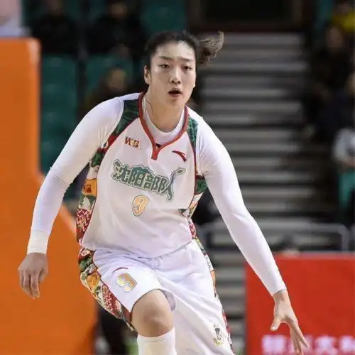 8岁时母亲患癌,16岁双腿前交叉韧带断裂,苦命的她成了女篮一姐
