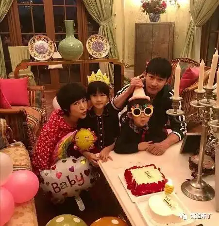 贝儿9岁生日蛋糕接地气,王诗龄蛋糕值6位数,汪峰女儿蛋糕超奢华