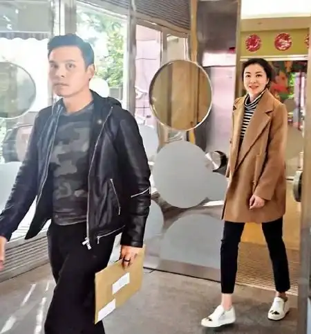 熊黛林为9月双胞胎女儿提前报名幼儿园,明星家长这么拼