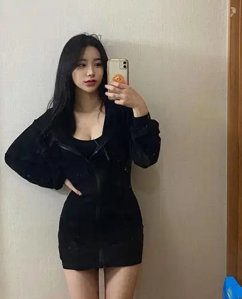 黑色长发,喜欢穿黑白灰等色系的服装,长发飘逸的模样充满女神感