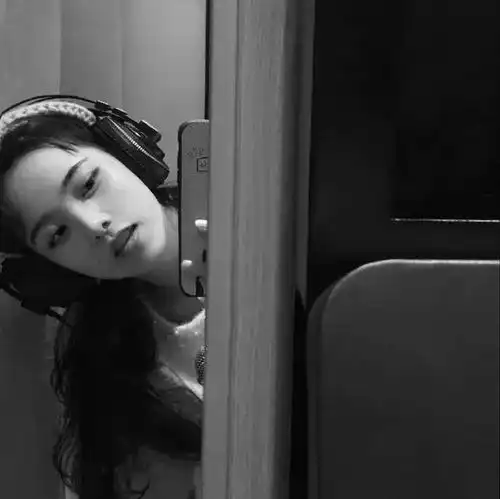 黑白女生头像有点丧,有点唯美