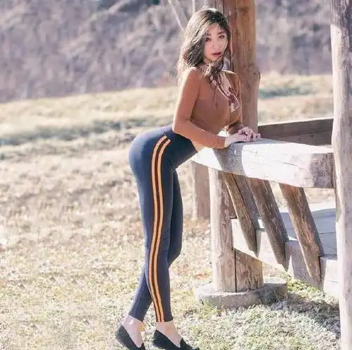街拍清新脱俗的气质美女,简约个性的穿搭,尽显时尚风采