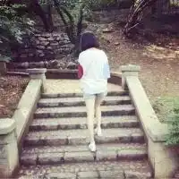 情侣头像一个人坐在椅子上的2016唯美浪漫的情侣头像