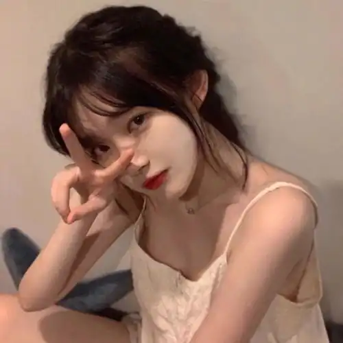 女女单头眼中闪闪发亮