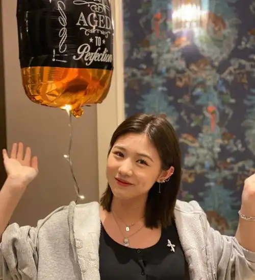 章子怡为女儿庆16岁生日,小苹果打扮成熟大红唇抢镜,但裸唇更美