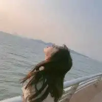 冬天女头像背影海边