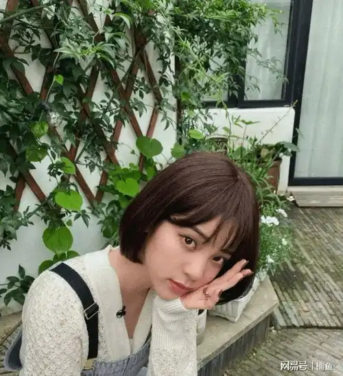 剪了短发的欧阳娜娜好可爱脸蛋微红大秀锁骨,21岁少女感满满