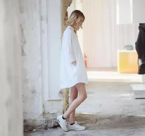 裙子运动鞋,像刘雯这样时髦的女生都爱穿