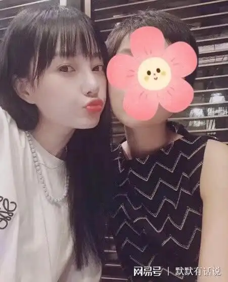 贾乃亮遭女人亲密行为害羞不已,李小璐性感嘟嘴眨眼放电