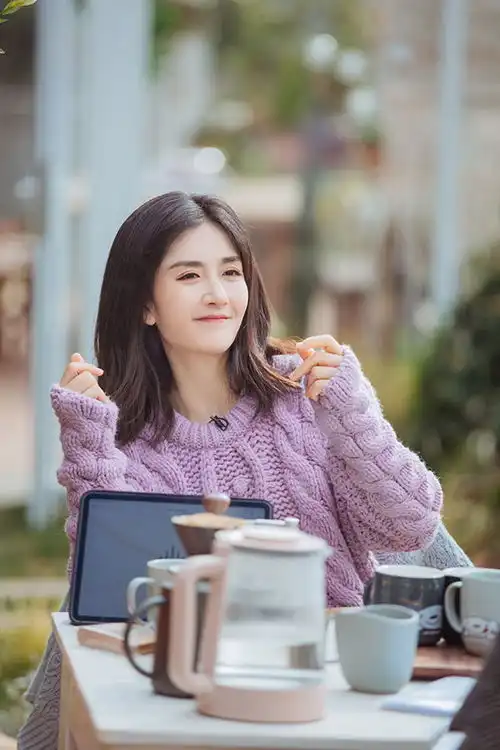 谢娜当妈后越来越少女,综艺造型超级减龄,笑容灿烂侧脸颜值逆天