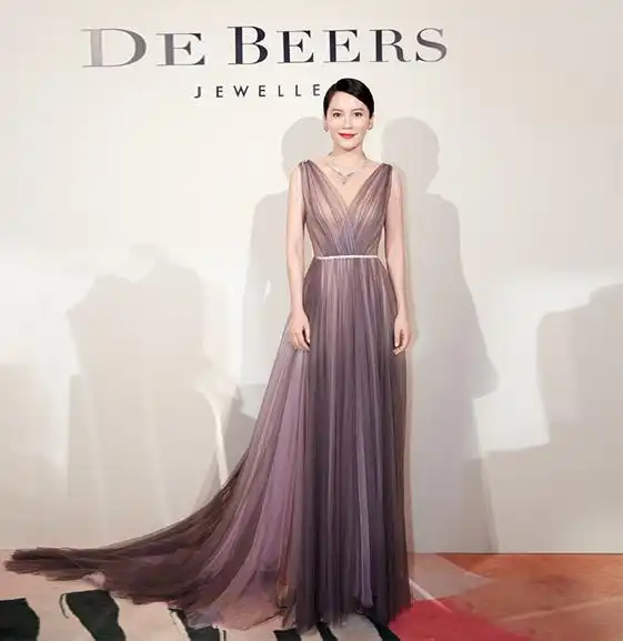 俞飞鸿陈数活动造型大盘点,仙女长裙vs金色浴袍,谁赢了