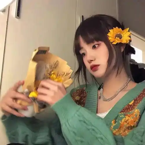 美女头像风停在窗边嘱咐你要热爱这个世界