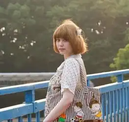 街拍日本女生潮发型冬季不沉闷