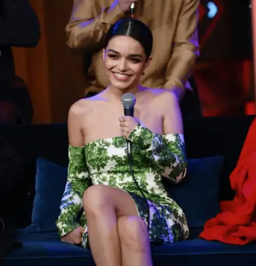 美女露肩好美迪士尼真人白雪公主出席活动,肤白貌美又被夸了