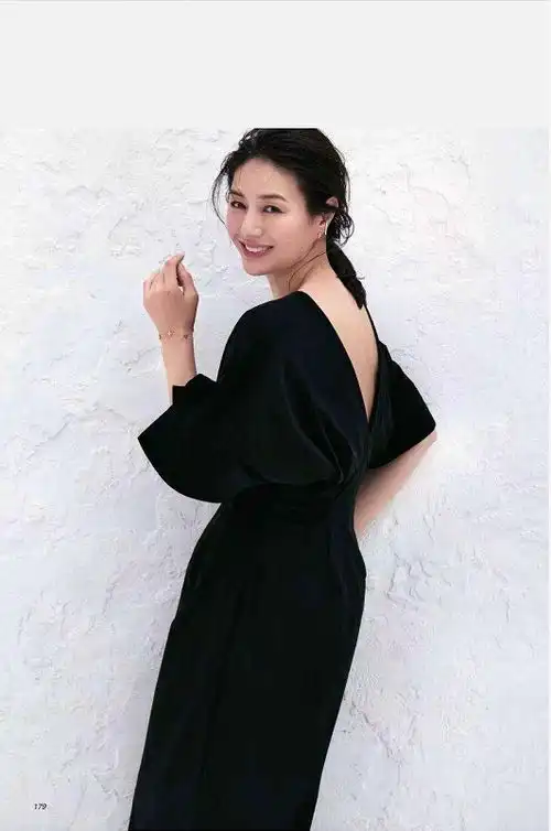 简单而又高级的黑白搭配,中年女人的时尚并没有那么复杂